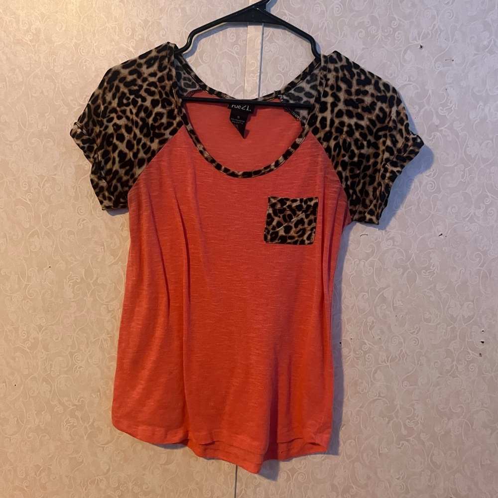 RUE 21 cheetah print fitted tee